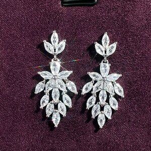 NEW 18k White Gold Diamond Drop Earrings Flower Earrings